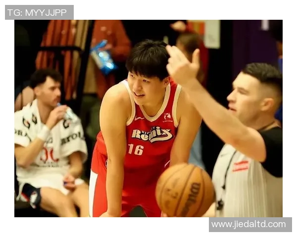 杨瀚森在G联赛中自信展现个人实力英语水平显著提升引人关注